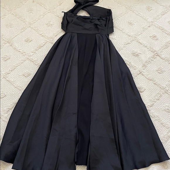 Betsy & Adam Dina Scuba Crepe Halter Neck Gown - Picture 8 of 10